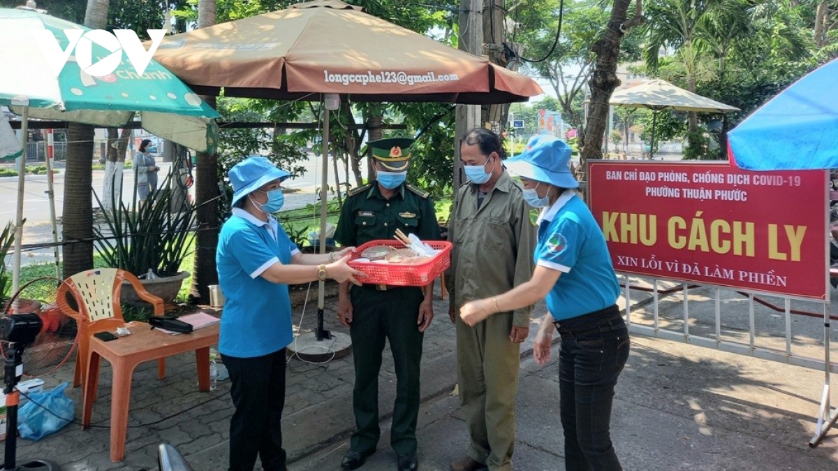 Ấm lòng những suất cơm phục vụ tuyến đầu chống dịch ở Đà Nẵng